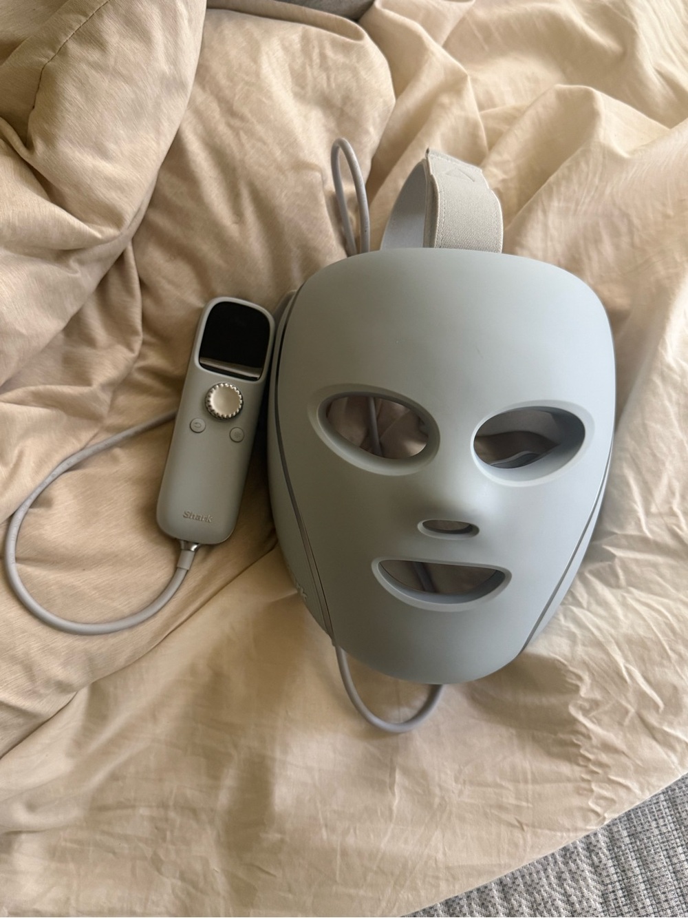 Shark Beauty CryoGlow Under-Eye Cooling and LED Red Light & Skin Clearing Mask